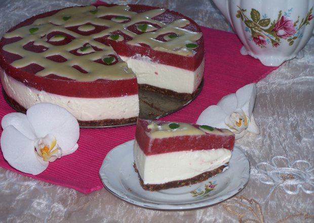 Fotografia przedstawiająca Z serem i musem truskawkowym, czyli lekkie ciasto na niedzielę :)