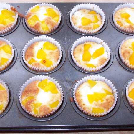 Krok 5 - Z serem i owocami, czyli pulchne muffinki foto