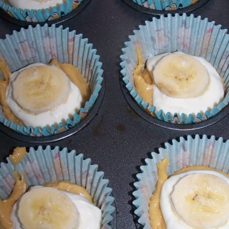 Krok 4 - Z serkiem i bananem, czyli krówkowe muffinki  foto