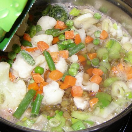 Krok 3 - z soczewicą zieloną zupa jarzynowo pieczarkowa na maśle... foto