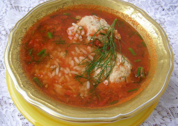 Fotografia przedstawiająca z suszonym koprem ze świeżych pomidorów klopsikowa zupa...