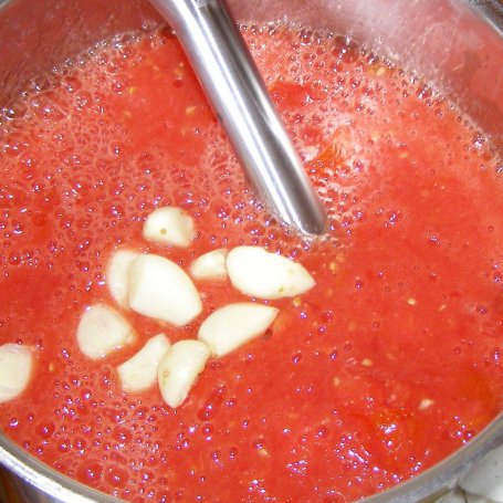 Krok 2 - z suszonym koprem ze świeżych pomidorów klopsikowa zupa... foto
