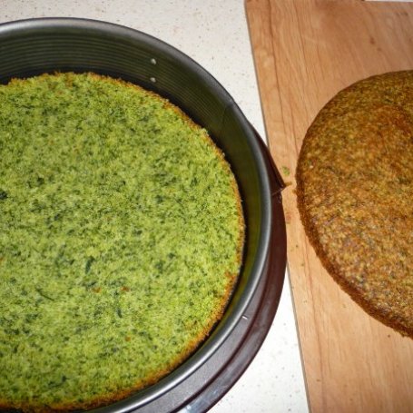 Krok 1 - Z tęsknoty za wiosną :) czyli: zielone ciasto z zielonym ptasim mleczkiem i gwiazdkami (zamiast kwiatów). foto
