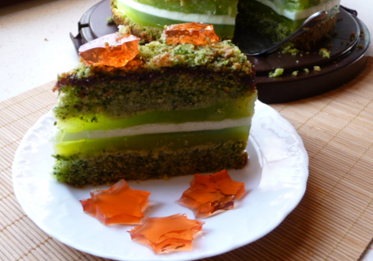 Z tęsknoty za wiosną :) czyli: zielone ciasto z zielonym ptasim mleczkiem i gwiazdkami (zamiast kwiatów). foto