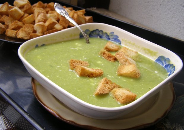 Fotografia przedstawiająca z zielonego groszku zupa na maśle...