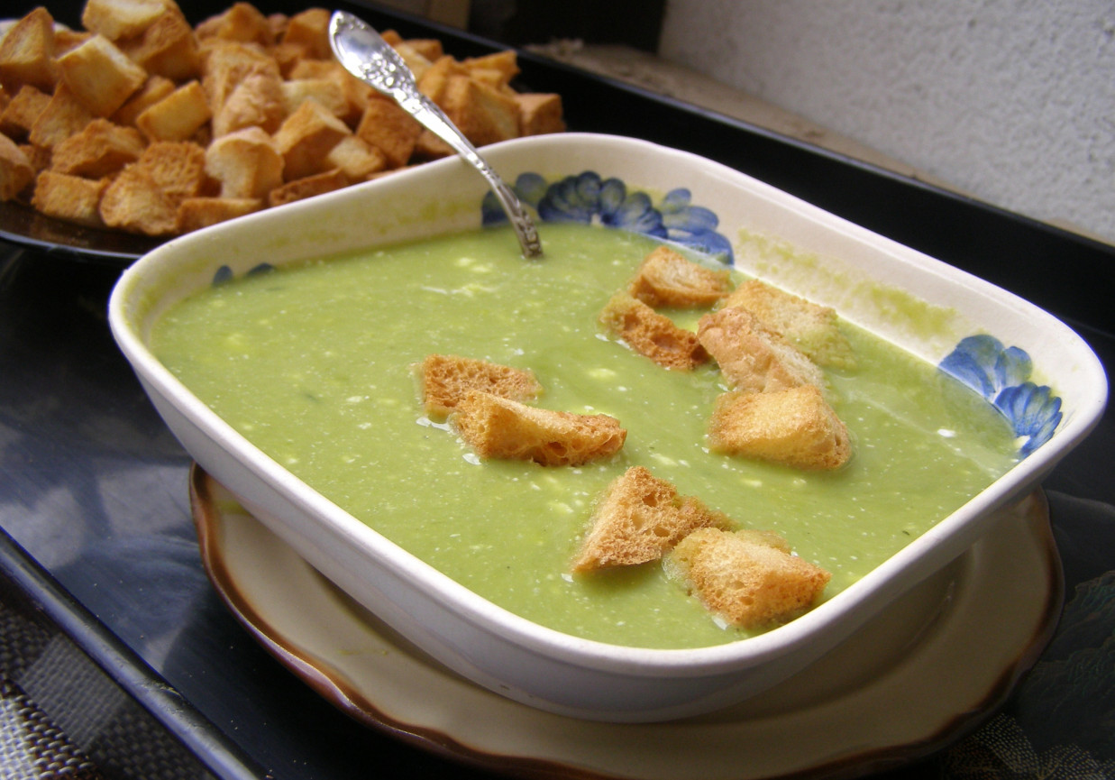 z zielonego groszku zupa na maśle... foto