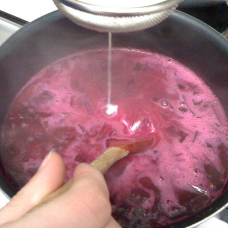 Krok 3 - Zabielana zupa z botwinki podana z ziemniakami okraszonymi smażoną cebulką foto