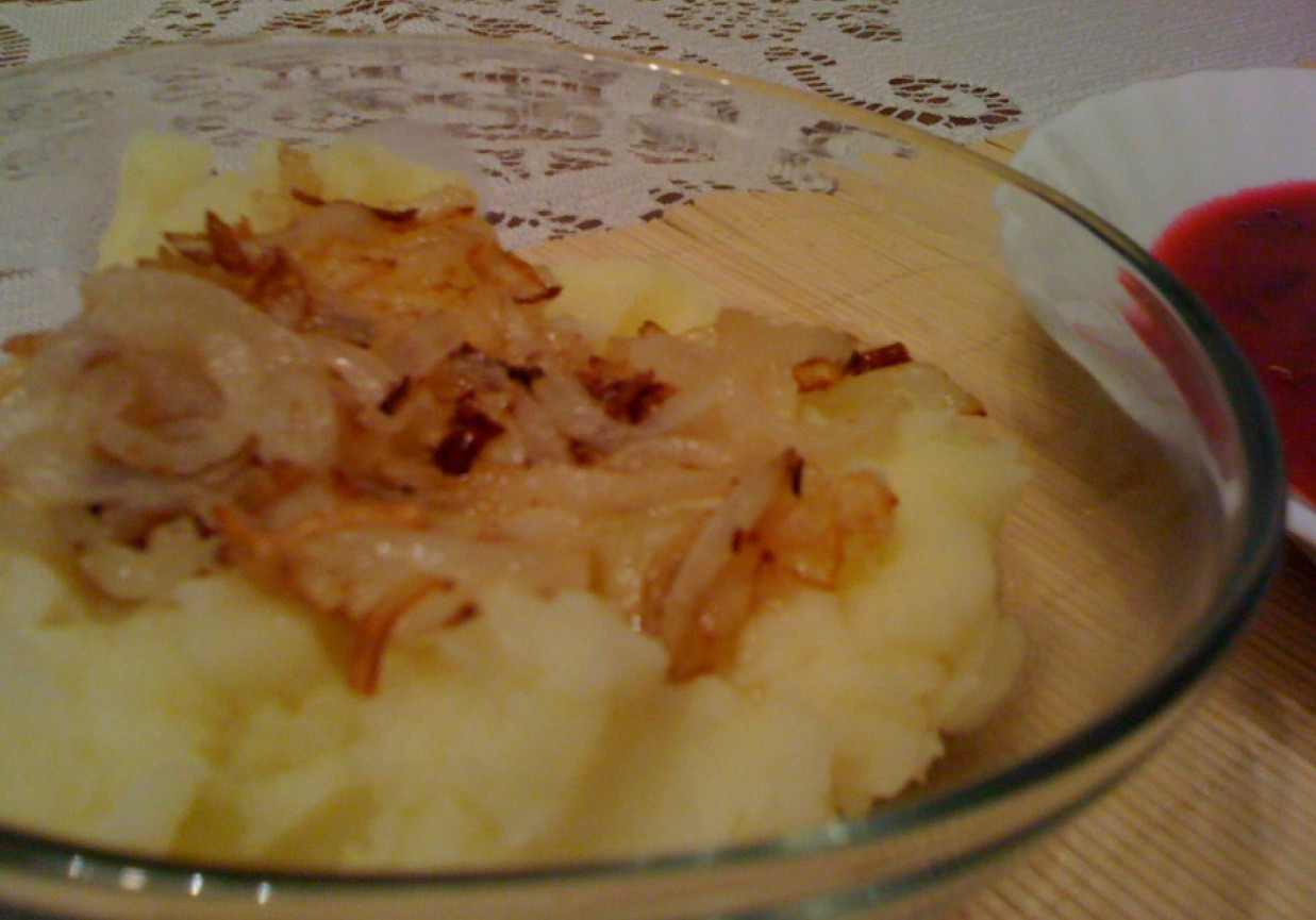 Zabielana zupa z botwinki podana z ziemniakami okraszonymi smażoną cebulką foto