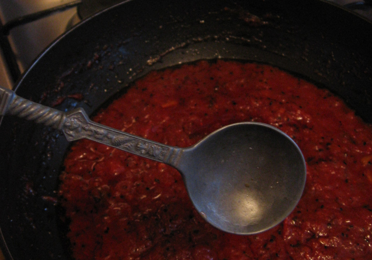 Zachwycajacy sos pomidorowo - cynamonowy foto