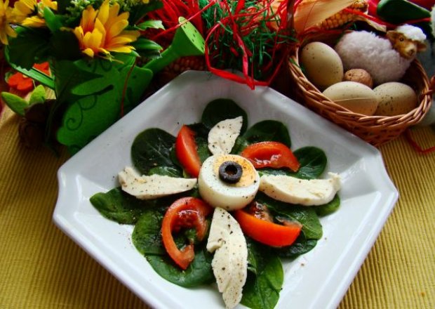 Fotografia przedstawiająca Zakąska z mozzarelli i szpinaku z dodatkiem jajka