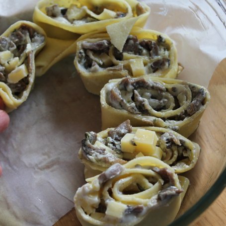 Krok 11 - Zakręcona zapiekanka makaronowa z pieczarkami i serem foto