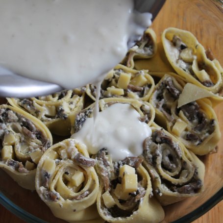 Krok 12 - Zakręcona zapiekanka makaronowa z pieczarkami i serem foto