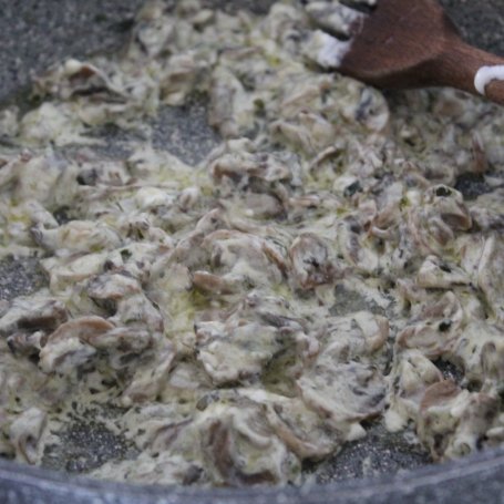 Krok 4 - Zakręcona zapiekanka makaronowa z pieczarkami i serem foto