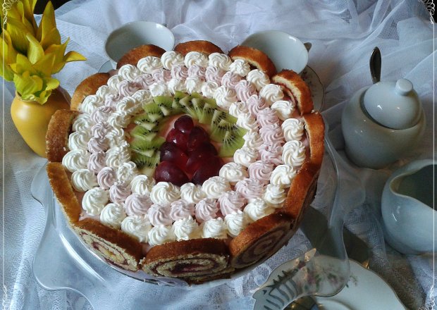 Fotografia przedstawiająca Zakręcony tort z truskawkową panna cottą