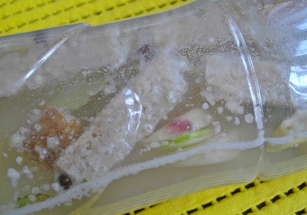 Zakwas żurkowy pszenno-żytni z chlebem razowym foto