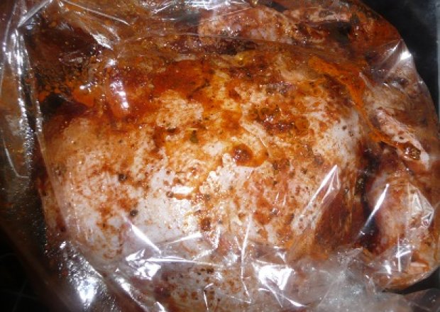Fotografia przedstawiająca zamarynowany kurczak w majeranku i papryce