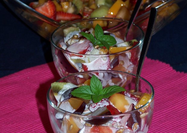 Fotografia przedstawiająca Zamiast kolacji, czyli owocowa sałatka ze słonecznikiem :)