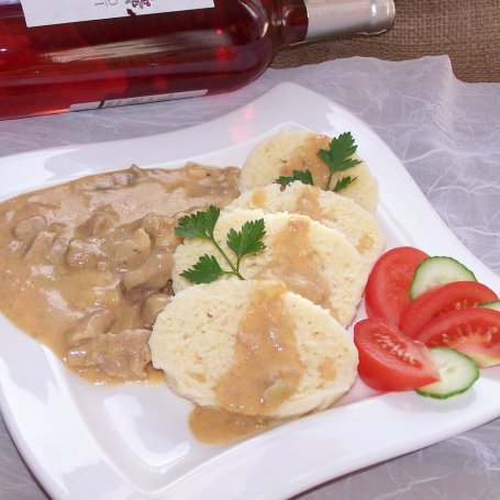 Krok 8 - Zamiast ziemniaków, czyli knedliki z mięsno-fasolkowym sosem :) foto