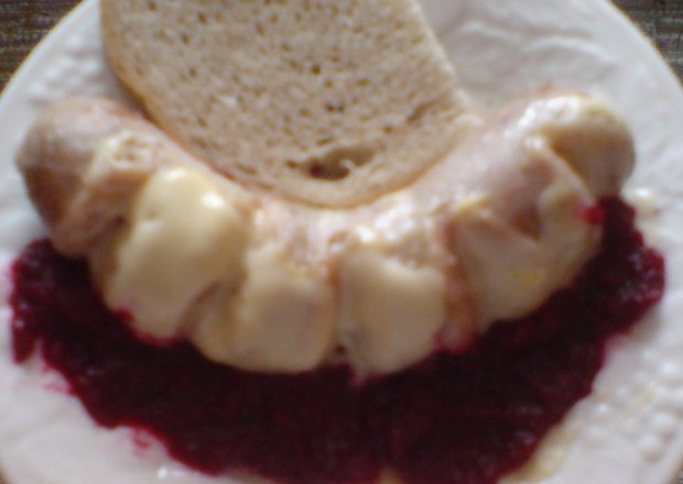 Fotografia przedstawiająca zapiekana biała kiełbasa z serem