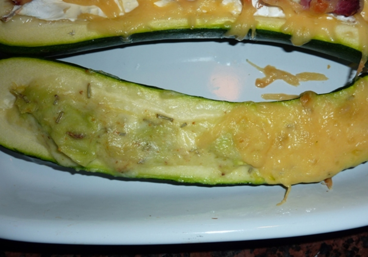 Zapiekana cukinia z avocado foto