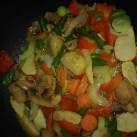 Krok 2 - Zapiekana cukinia z warzywami, kurczakiem i mozarella foto