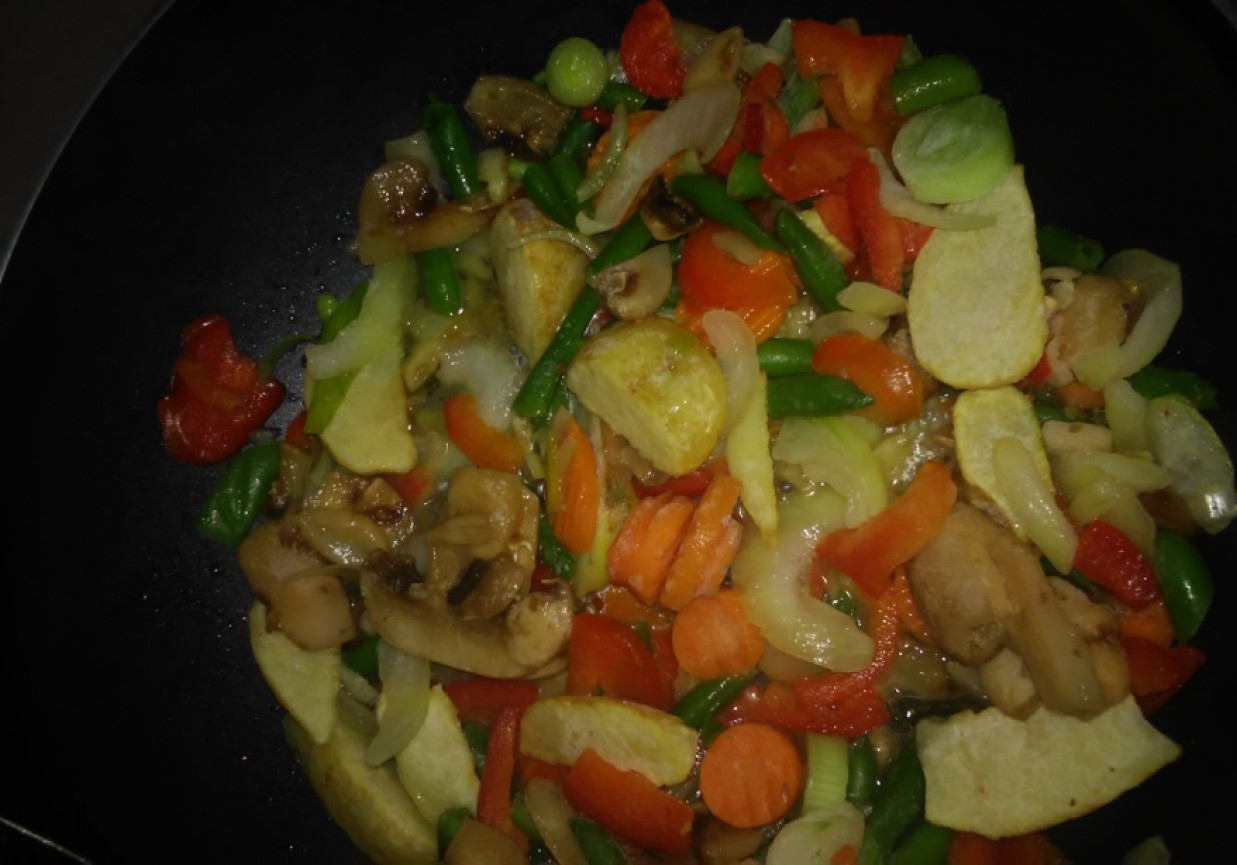 Zapiekana cukinia z warzywami, kurczakiem i mozarella foto