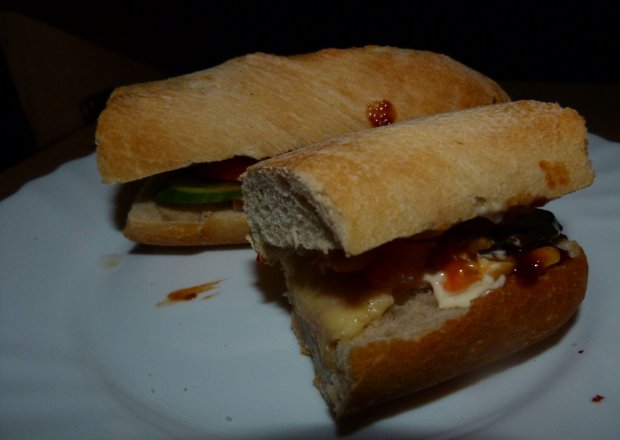 Fotografia przedstawiająca zapiekana kanapka z szynką i sosem berbecue