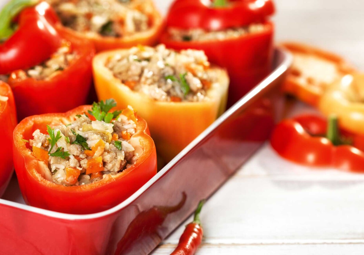 Zapiekana papryka faszerowana ryżem i mięsem foto