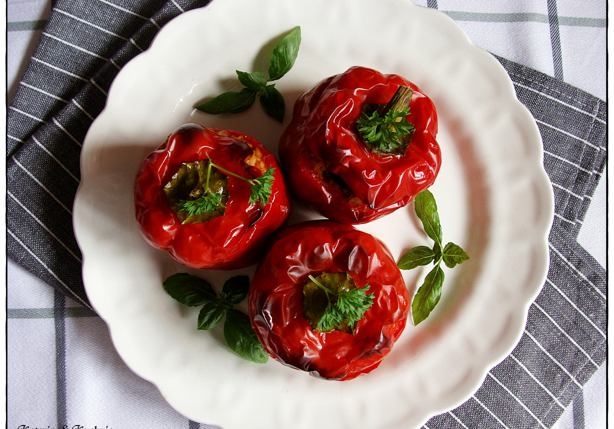 Zapiekana papryka faszerowana ryżem i mięsem foto