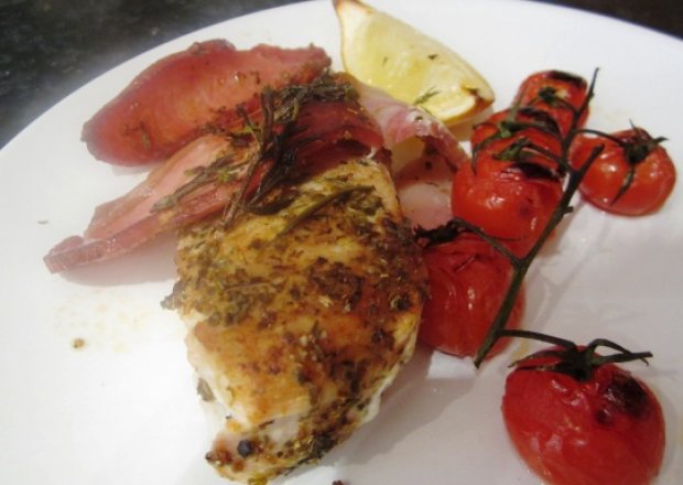 Fotografia przedstawiająca zapiekana piers z kurczaka z bekonem i pomidorkami koktajlowymi