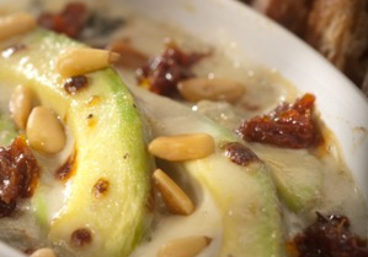 Zapiekane awokado w sosie gorgonzola z bazylią i suszonymi pomidorami foto