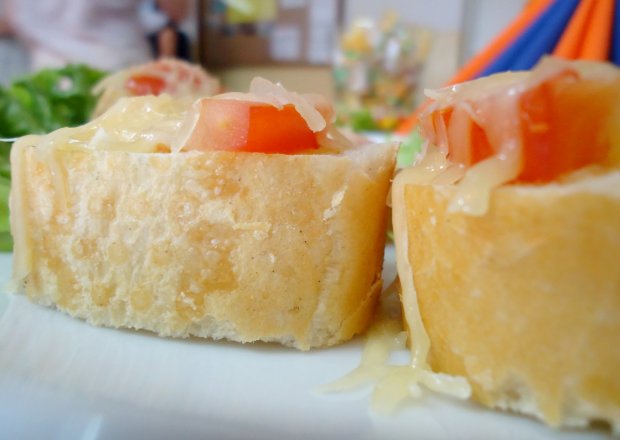 Fotografia przedstawiająca Zapiekane bagietki z pomidorem i serem