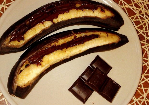 Fotografia przedstawiająca zapiekane banany z czekoladą