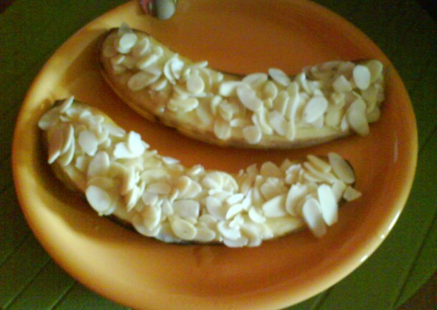 Fotografia przedstawiająca zapiekane banany z migdałami