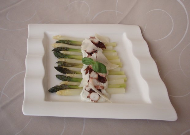 Fotografia przedstawiająca Zapiekane białe i zielone szparagi z płatkami gotowanej ośmiornicy w sosie gorgonzola z suszonymi...