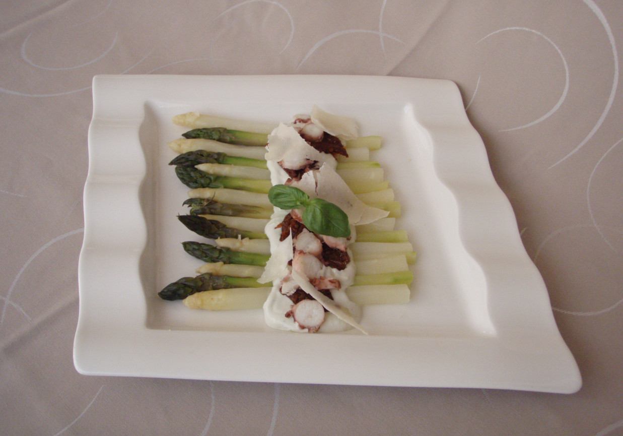 Zapiekane białe i zielone szparagi z płatkami gotowanej ośmiornicy w sosie gorgonzola z suszonymi pomidorami i świeżo tartym parmezanem foto