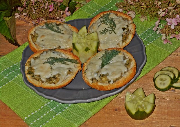 Fotografia przedstawiająca Zapiekane bułki z ogórkiem i kozim serem