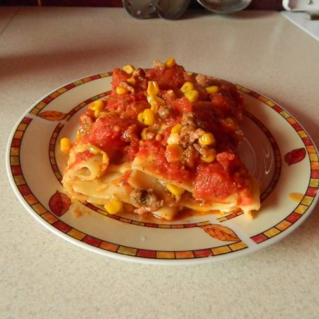 Krok 3 - Zapiekane cannelloni nadziane mięsem mielonym i kukurydzą w sosie pomidorowym. foto