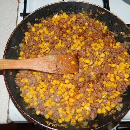 Krok 1 - Zapiekane cannelloni nadziane mięsem mielonym i kukurydzą w sosie pomidorowym. foto