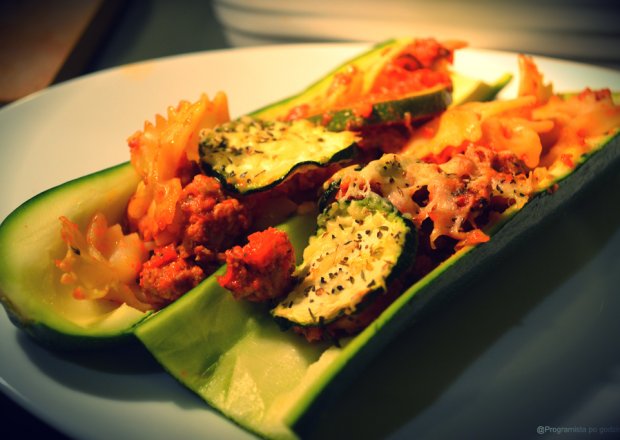 Fotografia przedstawiająca Zapiekane farfalle z cukinią,sosem pomidorowym i mielonym mięsem