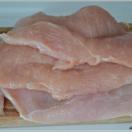 Krok 1 - Zapiekane filety drobiowe pod kołderką pieczarek, pora i sera foto