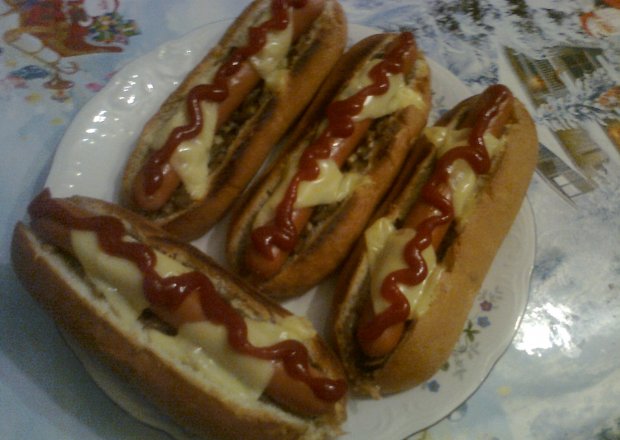 Fotografia przedstawiająca Zapiekane hot-dogi z pieczarkami