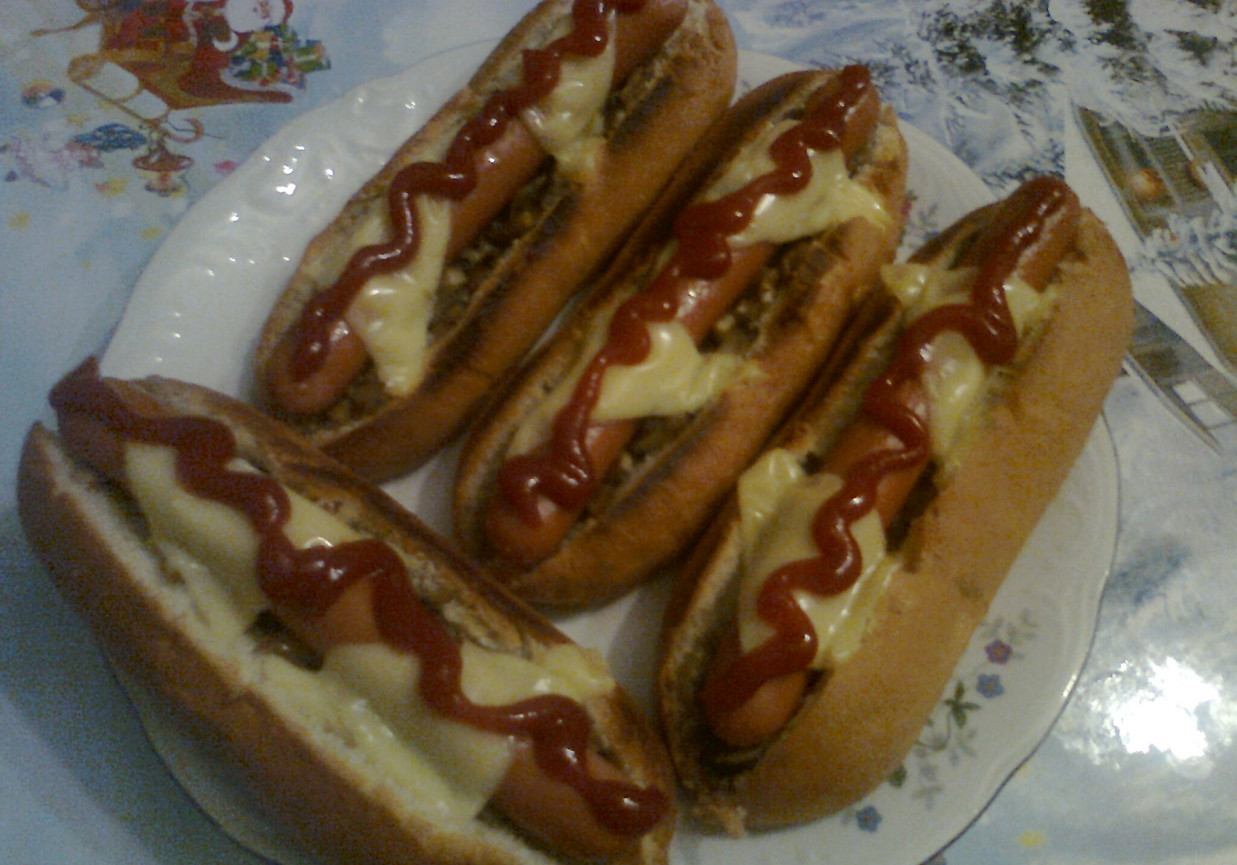 Zapiekane hot-dogi z pieczarkami foto