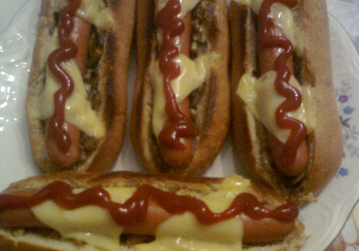 Zapiekane hot-dogi z pieczarkami foto