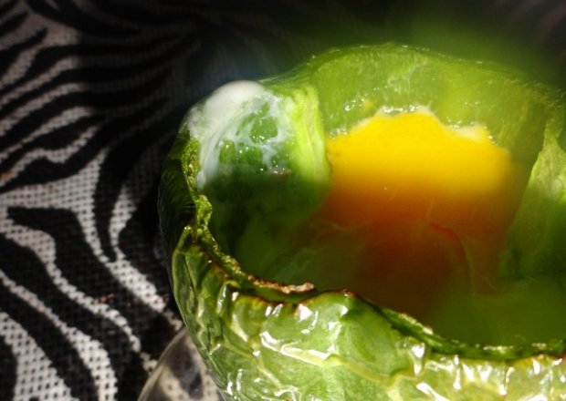 Fotografia przedstawiająca Zapiekane jajka w papryce