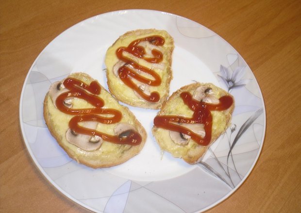 Fotografia przedstawiająca Zapiekane kanapki z pieczarkami