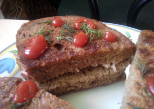 Fotografia przedstawiająca Zapiekane kanapki-Chlebek pełnoziarnisty z podwójnym serem
