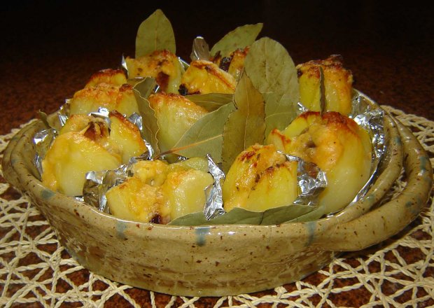 Fotografia przedstawiająca Zapiekane laurowe ziemniaki