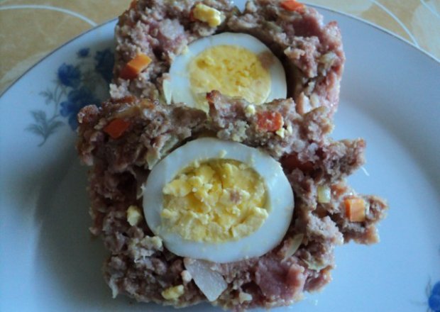 Fotografia przedstawiająca Zapiekane mięso mielone nadziewane jajkiem