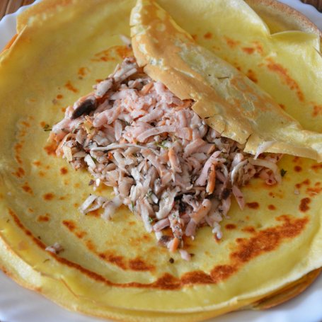 Krok 3 - Zapiekane naleśniki z pieczarkami i parówką foto